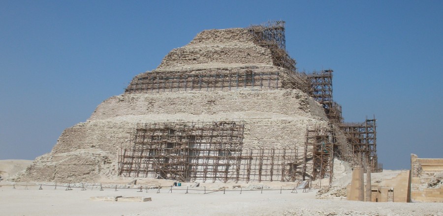Foto: Stufenpyramide Sakkara mit Baugerüsten