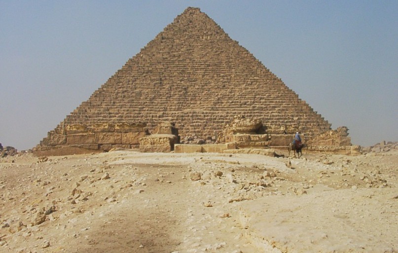 Foto des Aufweg und der Mykerinos-Pyramide