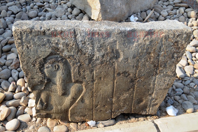 Teil eines Basaltblocks aus der Kapelle des Nektanebos I., Heliopolis. Foto: Luxor Times