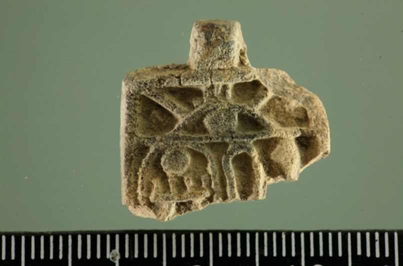Das gefundenen Artefakt, ein Anhänger mit dem Thronnamen von Thutmosis III., Foto: The Temple Mount Sifting Project